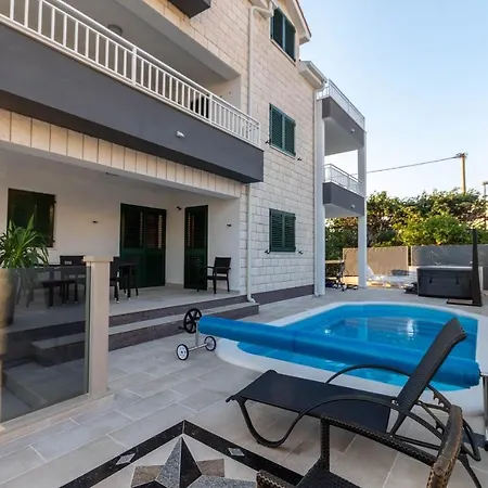 Lägenhet In With Sea View, Balcony, Air Conditioning, W-lan 3553-2 Supetar